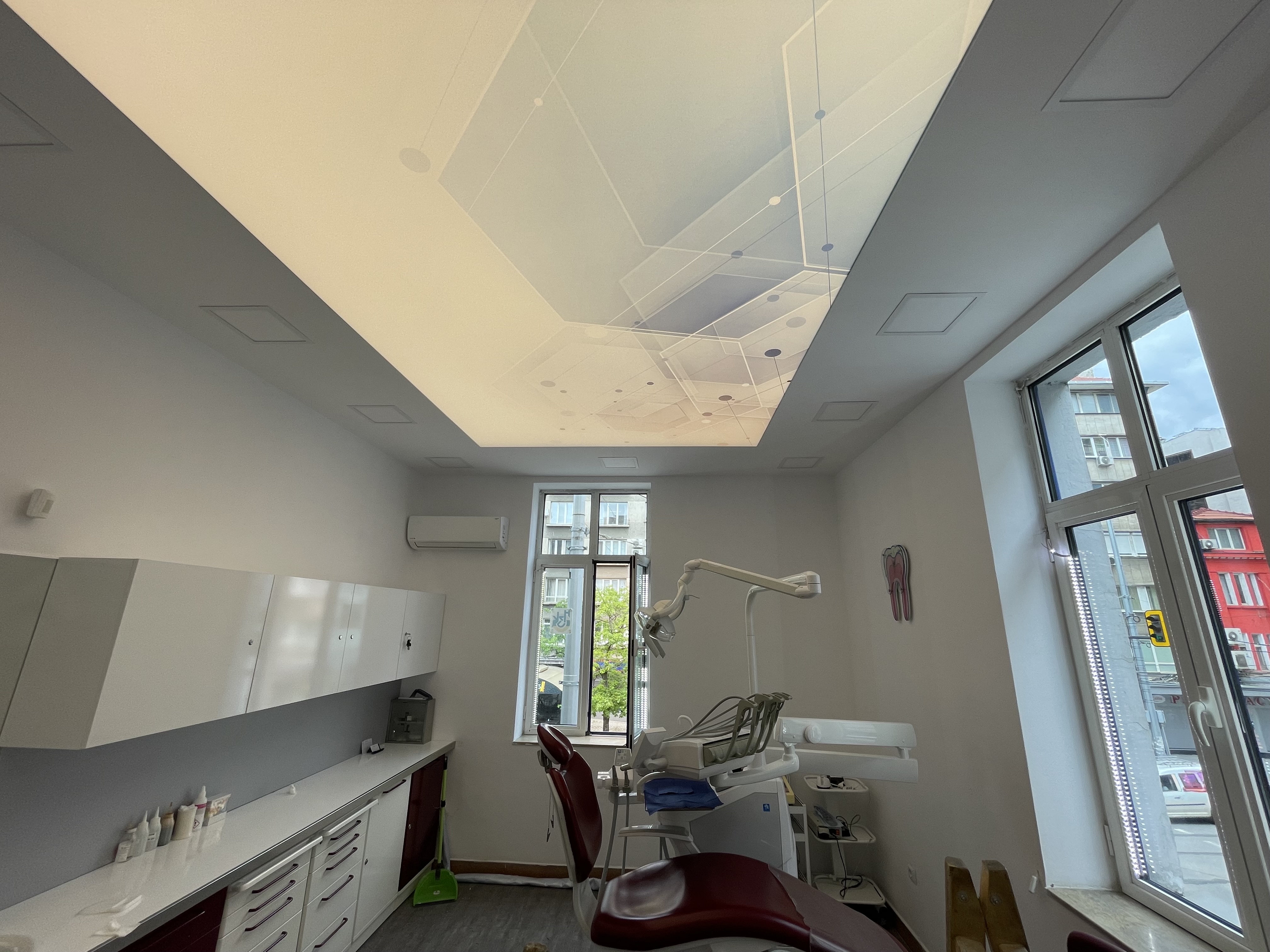 Опънати тавани в зъболекарска клиника Медстом