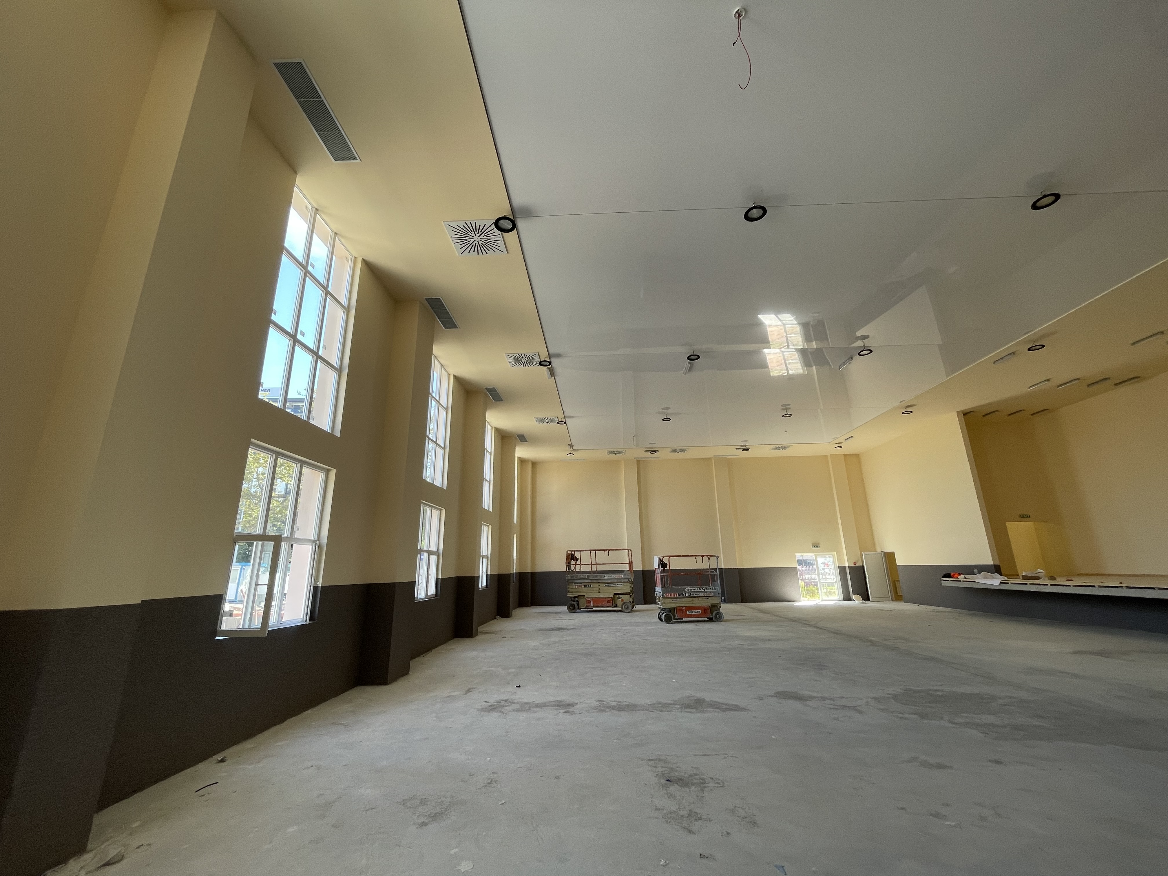 Лакови опънати тавани в многофункционална зала с басейн, в СОУ „Любен Каравелов“, град  Пловдив