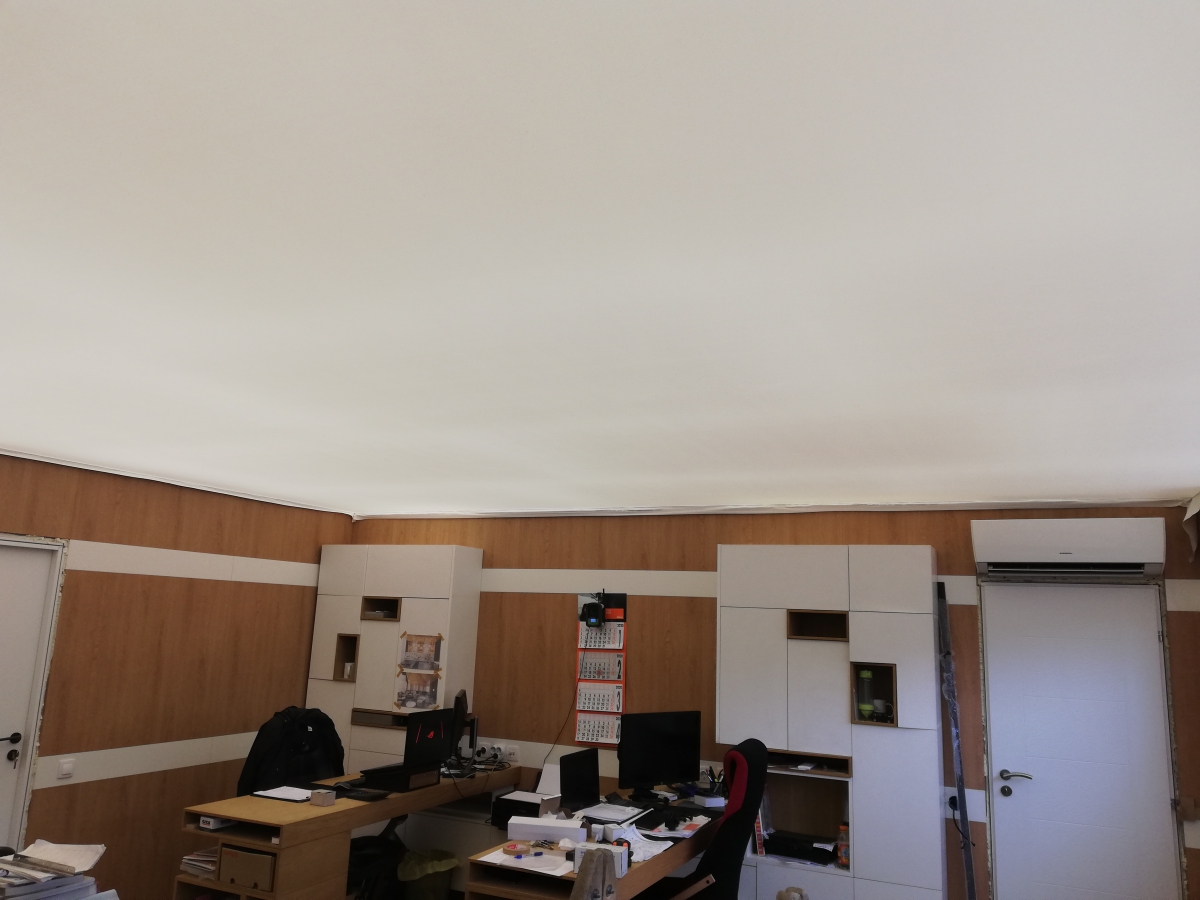 Опънати тавани в офис
