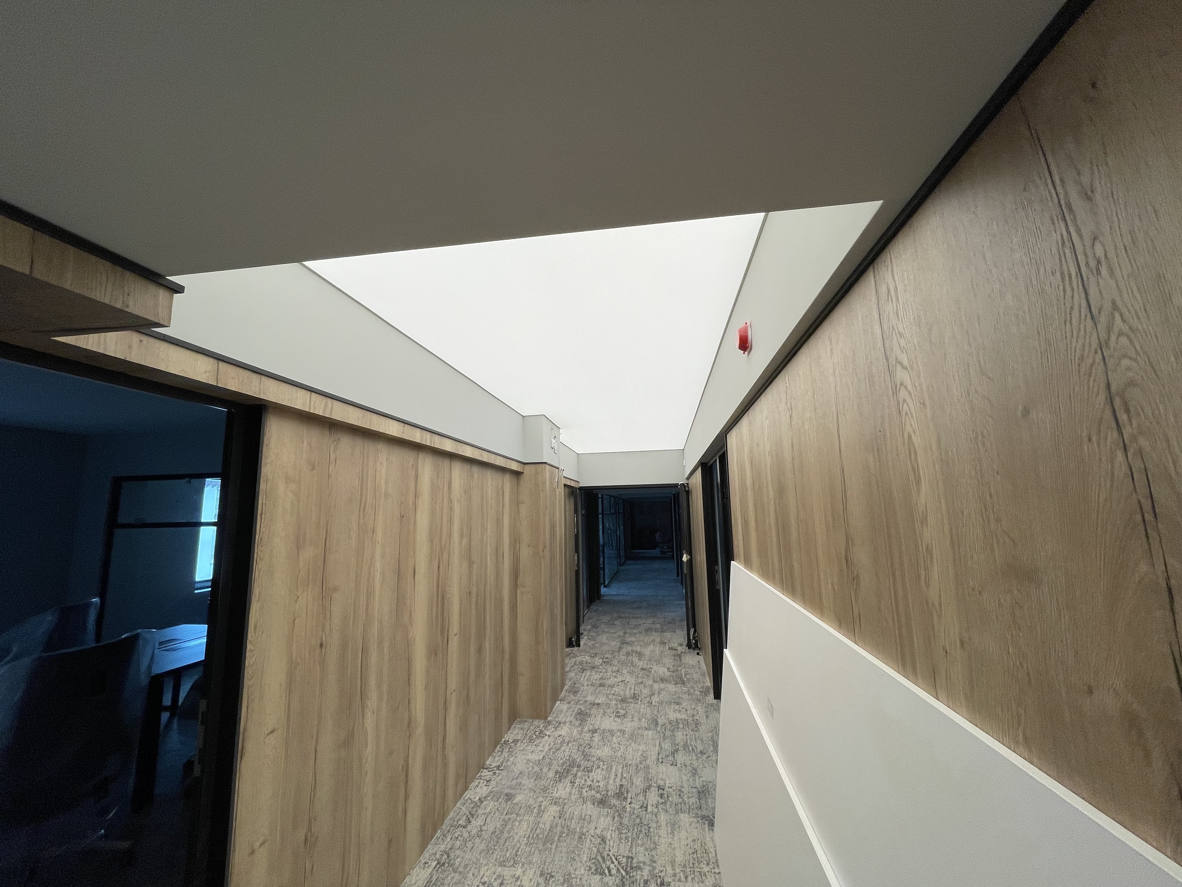 Опънати тавани в офис пространство от висок клас Анктракт 127