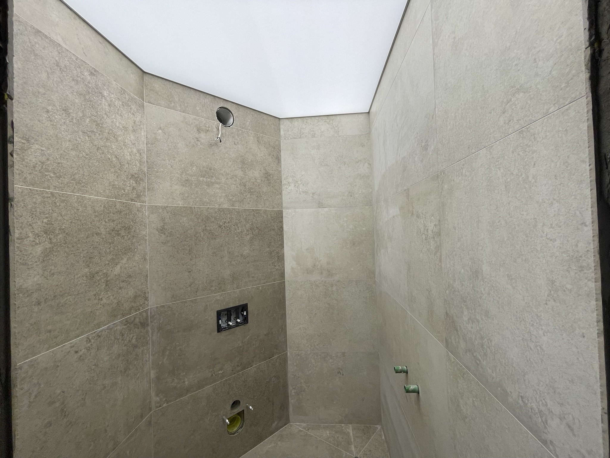 Опънати тавани в бани и мокри помещения