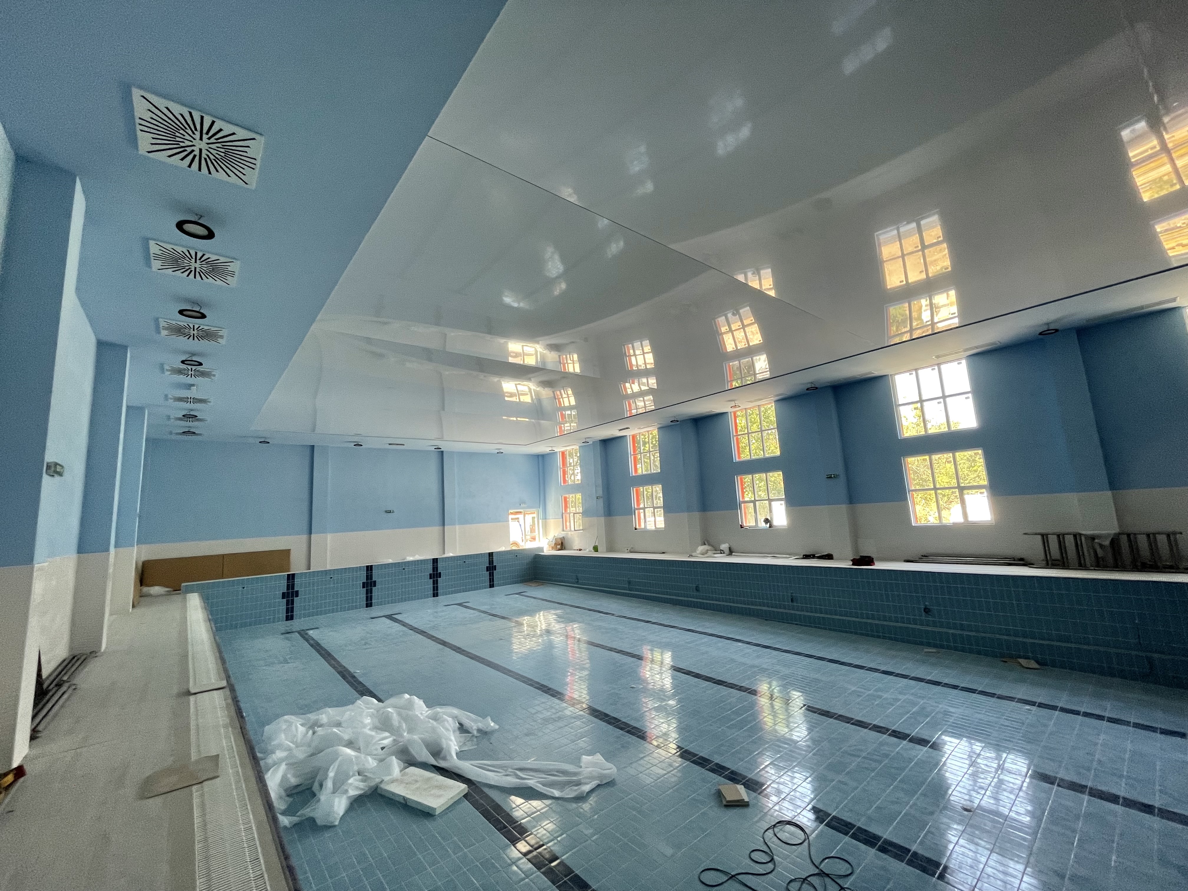 Лакови опънати тавани в многофункционална зала с басейн, в СОУ „Любен Каравелов“, град  Пловдив