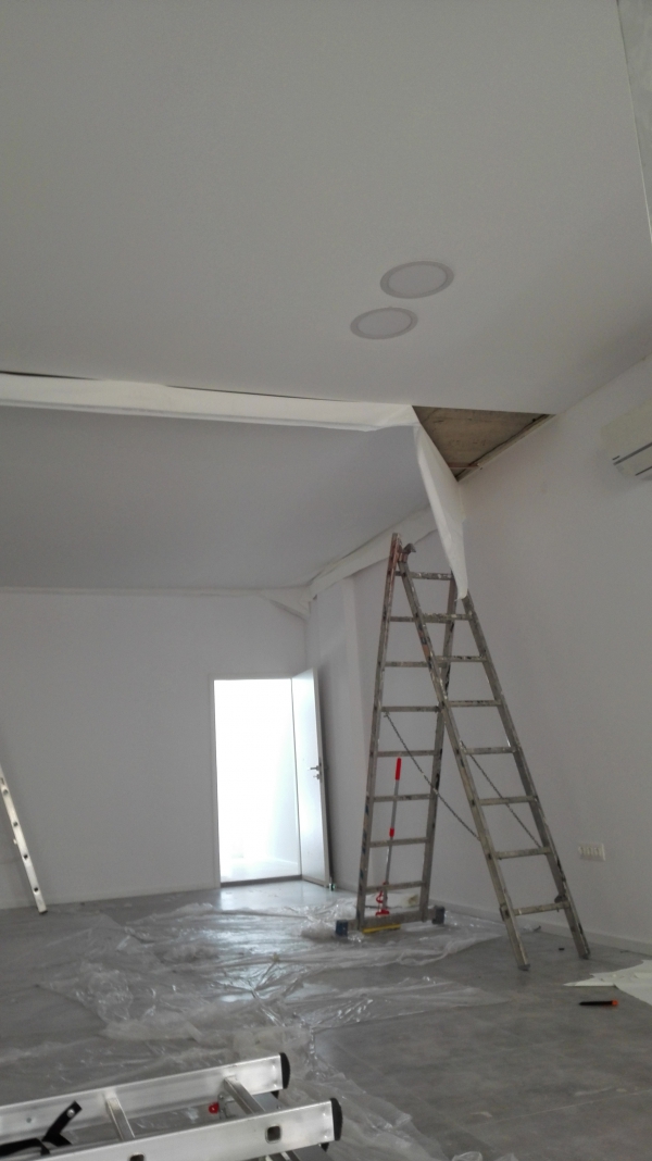 Стандартни опънати тавани Clipso в магазин и мокри помещения